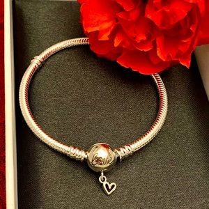 Pandora Love bracelet size 7.1”